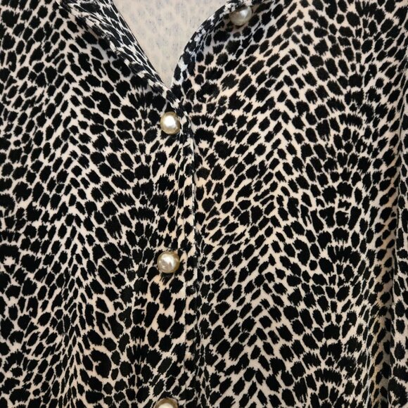 Liz Claiborne animal print L/S velour top with pearly buttons Size L - Picture 2 of 4